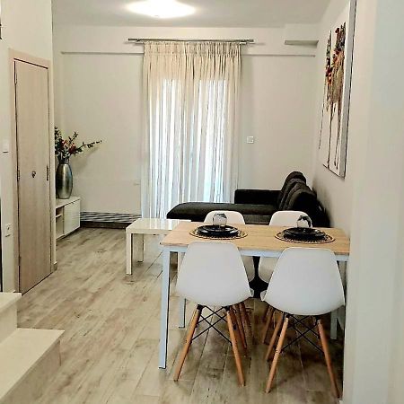 Comfy And Stylish Apt2 Янина Екстериор снимка
