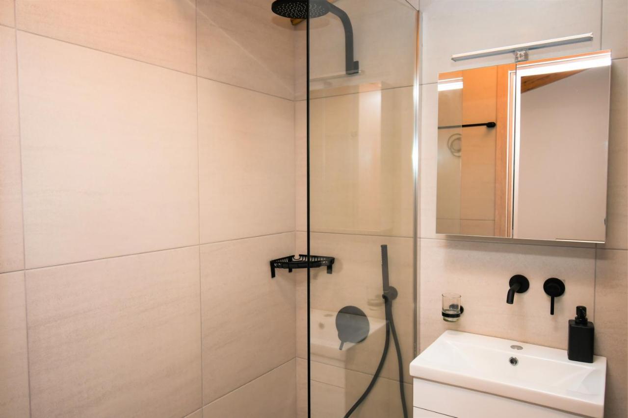 Comfy And Stylish Apt2 Янина Екстериор снимка